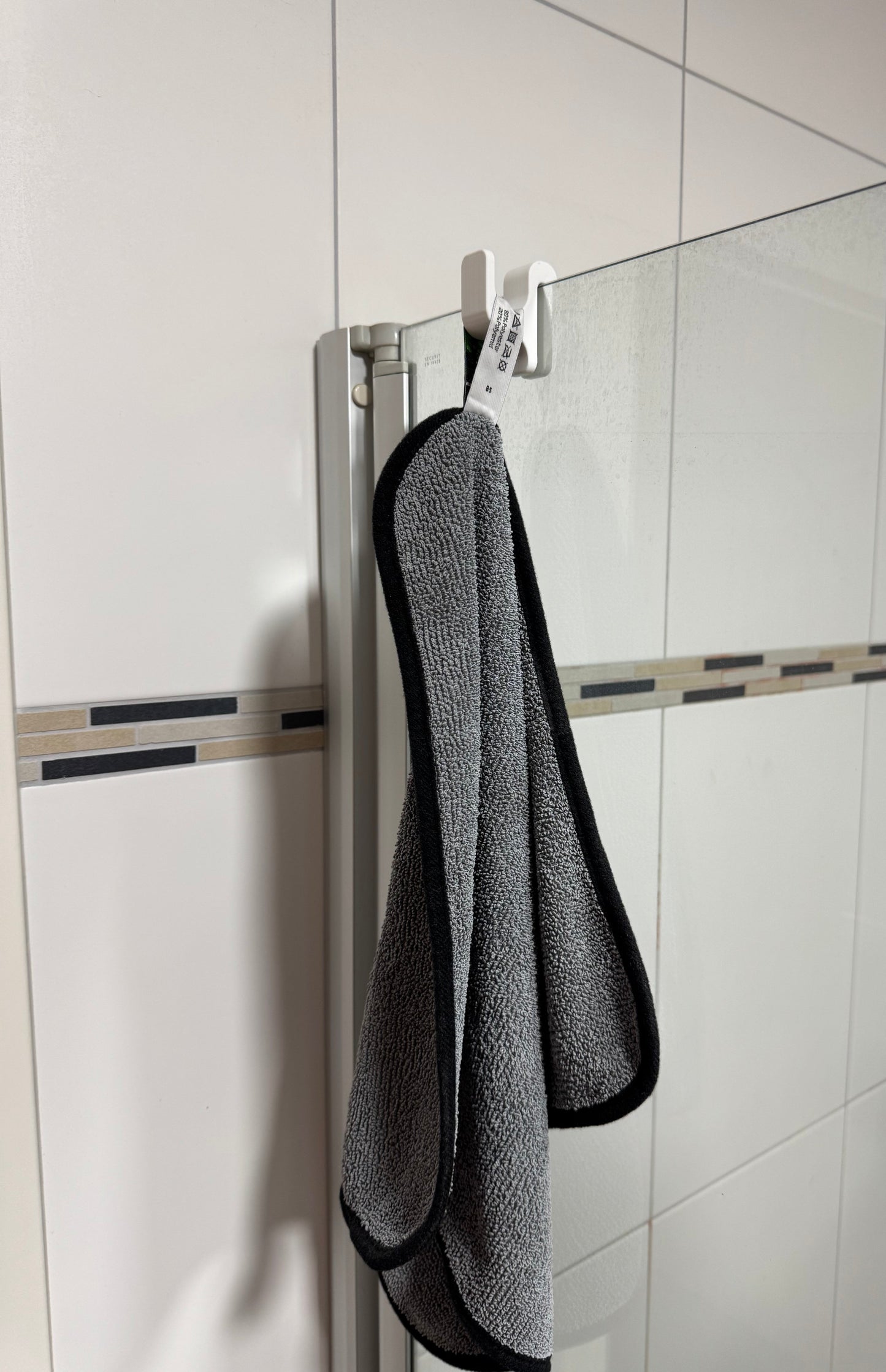 ShowerGrip – 3D-Handtuchhalter für Duschglastüren
